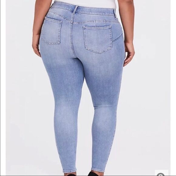 TORRID BOMBSHELL SKINNY JEANS- PREMIUM STRETCH‎ LIGHT WASH - Picture 2 of 7